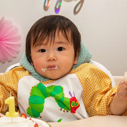 岩坪眞一郎が出張撮影した慰め, 食器, ソファーなどが写った「一歳の誕生日記念」の家族写真