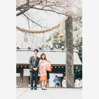 遥南　碧が出張撮影した人間の髪の色, ヘアアクセサリー, お宮参りなどが写った「お宮参りin 伊勢山皇大神宮」の家族写真