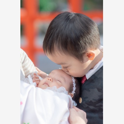 まんまるフォトが出張撮影した儀式, ヘアアクセサリー, オレンジなどが写った「お宮参り・赤ちゃん写真」の家族写真