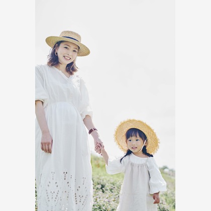 NISHIMURA AKINOBUが出張撮影したドレス, ジェスチャー, 自然の中の人々などが写った「家族フォト@二子玉川公園（東京都世田谷区）」の家族写真