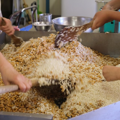 中村將一写真事務所が出張撮影した「味噌作り仕込み」の家族写真