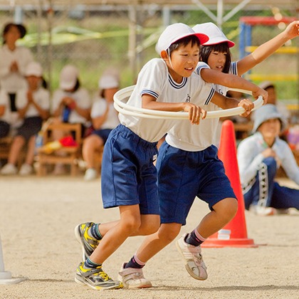 waka photoが出張撮影したビーチの人々, ジェスチャー, ショートパンツなどが写った「運動会」の家族写真