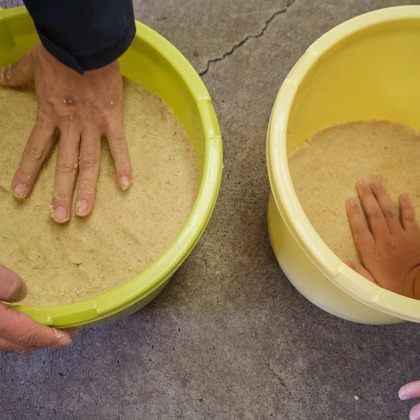 中村將一写真事務所が出張撮影した「味噌作り仕込み」の家族写真