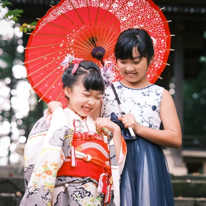 杉本 周平が出張撮影した五感の庭, ベビーキャリア, ネクタイが写った家族写真の出張撮影の写真
