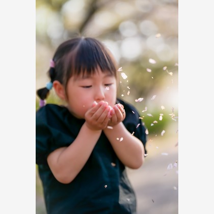 秋山諒輔が出張撮影した「お子様のロケーション撮影」の家族写真