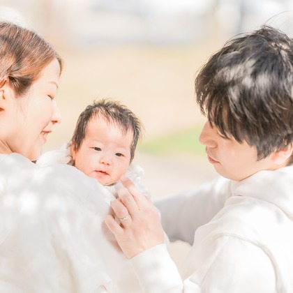 池田廉が出張撮影した赤ちゃん・幼児服, フラッシュ撮影, シャツなどが写った「公園にて」の家族写真