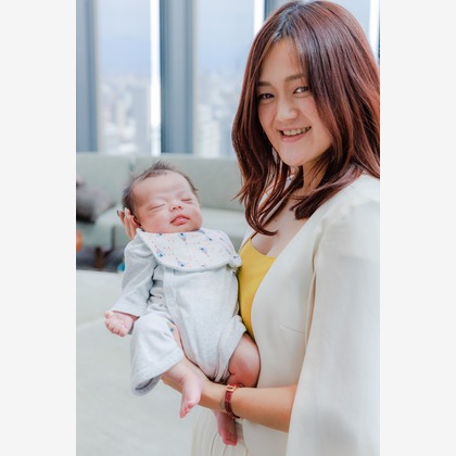 ちずカメラが出張撮影したジェスチャー, 自然の中の人々, 顔などが写った「親子」の家族写真