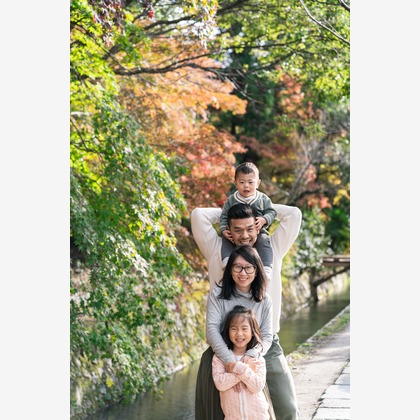 櫻井一平が出張撮影した自然の中の人々, 日本の建築, 中国建築などが写った「ファミリーフォト」の家族写真