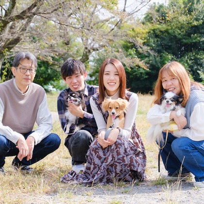 高夏写真店が出張撮影した子鹿, 肉食動物, ジェスチャーなどが写った「家族写真の撮影」の家族写真