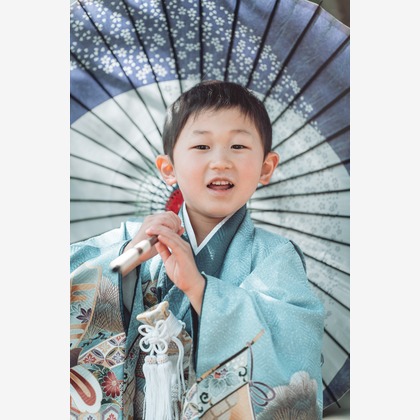 伊藤雄太写真館が出張撮影した自然の中の人々, 幸福, 黒髪などが写った「七五三フォト」の家族写真