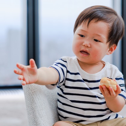 ちずカメラが出張撮影した赤ちゃん・幼児服, フラッシュ撮影, 慰めなどが写った「子供」の家族写真