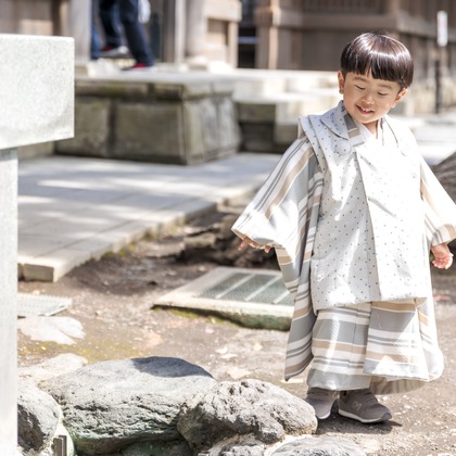 この写真は、出張撮影(家族写真(キッズ,ベビーフォト))のアルバム「七五三撮影」にある写真の1枚で、家族写真(キッズ,ベビーフォト)などが写っています。<br>「七五三撮影」では他にも:albumPhotoCount枚の家族写真を見ることができます。撮影者はSugar Cubesです。カメラマンのプロフィールページで、家族写真(キッズ,ベビーフォト)撮影の口コミやおすすめコメントを見ることができます。