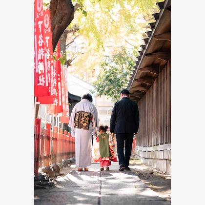 この写真は、出張撮影(家族写真(キッズ,ベビーフォト))のアルバム「下谷神社での七五三撮影」にある写真の1枚で、家族写真(キッズ,ベビーフォト)などが写っています。<br>「下谷神社での七五三撮影」では他にも:albumPhotoCount枚の家族写真を見ることができます。撮影者は鈴木香那枝です。カメラマンのプロフィールページで、家族写真(キッズ,ベビーフォト)撮影の口コミやおすすめコメントを見ることができます。