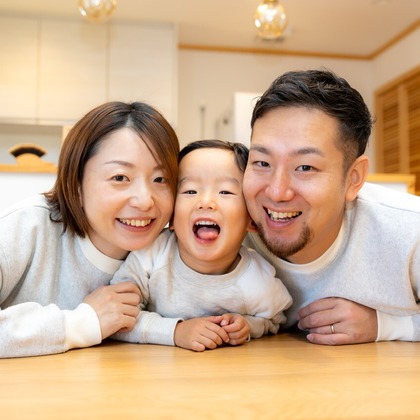 大森光太郎・K-PHOTOが出張撮影した赤ちゃん・幼児服, 分かち合う, フラッシュ撮影などが写った「家族写真撮影」の家族写真