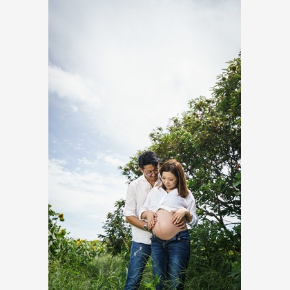 アトリエ　エピカ/清水　一哉が出張撮影した植物, 感情, 顕花植物などが写った「ひまわり畑　マタニティ」の家族写真