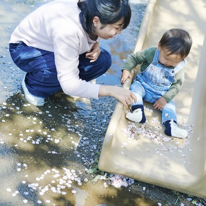 この写真は、出張撮影(家族写真(キッズ,ベビーフォト))のアルバム「ご家族ポートレート　お子様１歳バースデー記念　＠千葉」にある写真の1枚で、家族写真(キッズ,ベビーフォト)などが写っています。<br>「ご家族ポートレート　お子様１歳バースデー記念　＠千葉」では他にも:albumPhotoCount枚の家族写真を見ることができます。撮影者はNISHIMURA AKINOBUです。カメラマンのプロフィールページで、家族写真(キッズ,ベビーフォト)撮影の口コミやおすすめコメントを見ることができます。