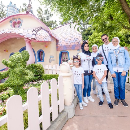アトリエ　エピカ/清水　一哉が出張撮影したウォルトディズニーワールド, ショルダー, 植物などが写った「遊園地の冒険！」の家族写真