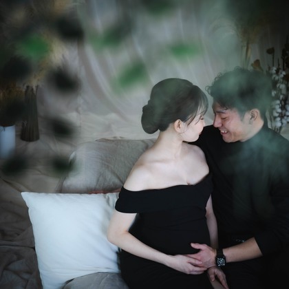 この写真は、出張撮影(家族写真(キッズ,ベビーフォト))のアルバム「マタニティフォト【おうちフォトスタジオ-umurek＝ウムレ】」にある写真の1枚で、家族写真(キッズ,ベビーフォト)などが写っています。<br>「マタニティフォト【おうちフォトスタジオ-umurek＝ウムレ】」では他にも:albumPhotoCount枚の家族写真を見ることができます。撮影者は北海道ロケーションフォトウェディング♪です。カメラマンのプロフィールページで、家族写真(キッズ,ベビーフォト)撮影の口コミやおすすめコメントを見ることができます。