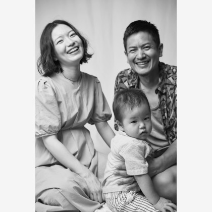 Hiroki Anzaiが出張撮影した幸福, 立っている, ショルダーなどが写った「Family Photo in Kamakura」の家族写真