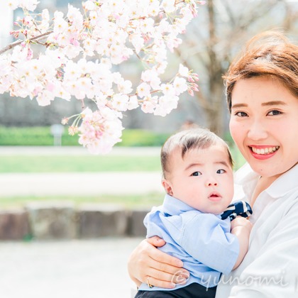 ゆのみふぉとが出張撮影した自然の中の人々, 手をつないで, 友情などが写った「桜とお写真」の家族写真