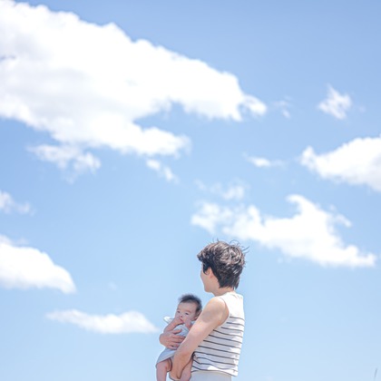 高木勇斗が出張撮影した屋外ベンチ, フラッシュ撮影, シャツなどが写った「親子」の家族写真