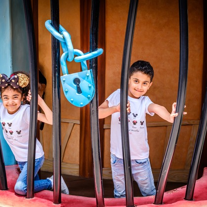 アトリエ　エピカ/清水　一哉が出張撮影したウォルトディズニーワールド, ショルダー, 植物などが写った「遊園地の冒険！」の家族写真