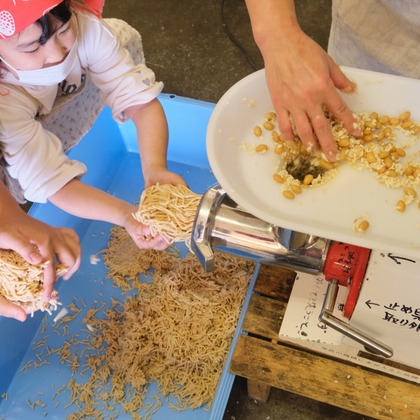 中村將一写真事務所が出張撮影した「味噌作り仕込み」の家族写真