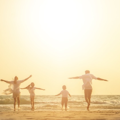 CREATIVE HOUSEが出張撮影したネクタイ, 分かち合う, フラッシュ撮影などが写った「ファミリーフォト出張撮影」の家族写真