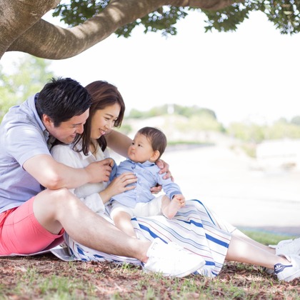 Smile works／益田ともかが出張撮影した赤ちゃんのおもちゃで遊ぶ, 子供たちと遊ぶ, イヌ科などが写った「ロケーションフォト」の家族写真