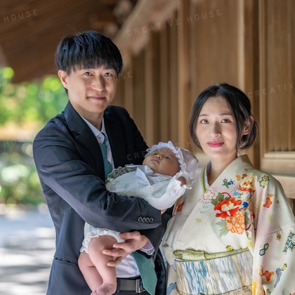 CREATIVE HOUSEが出張撮影したMomijihachimangu, Hakozakigu, ネクタイなどが写った「お宮参り」の家族写真