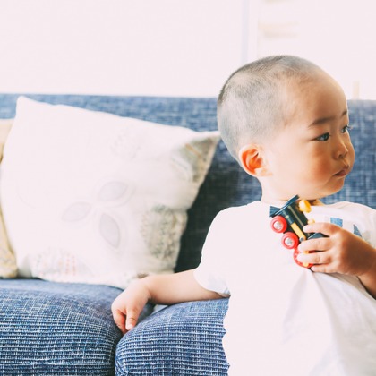 この写真は、出張撮影(家族写真(キッズ,ベビーフォト))のアルバム「誕生日記念〜ご自宅撮影〜」にある写真の1枚で、家族写真(キッズ,ベビーフォト)などが写っています。<br>「誕生日記念〜ご自宅撮影〜」では他にも:albumPhotoCount枚の家族写真を見ることができます。撮影者は出張撮影HUG TIMEです。カメラマンのプロフィールページで、家族写真(キッズ,ベビーフォト)撮影の口コミやおすすめコメントを見ることができます。