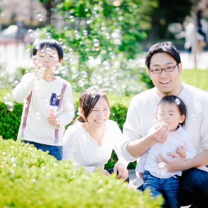 アトリエ　エピカ/清水　一哉が出張撮影した植物, 感情, レクリエーションなどが写った「桜フォト」の家族写真