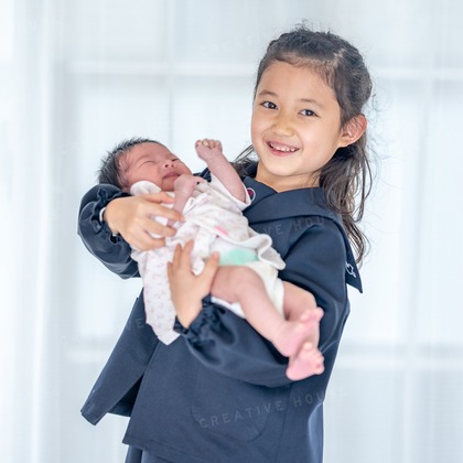 CREATIVE HOUSEが出張撮影した挨拶, 赤ちゃん・幼児服, 分かち合うなどが写った「ニューボーンフォト」の家族写真