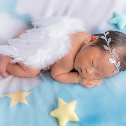 まんまるフォトが出張撮影したビーニー, ニューボーンフォト(新生児写真), ライラックなどが写った「ニューボーンフォト」の家族写真