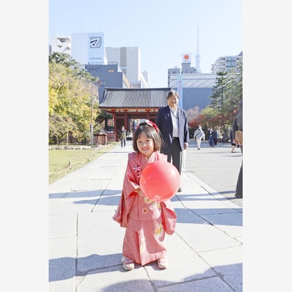 村田わかな広告写真が出張撮影したAsakusa Engei Hall, Asakusa Gyukatsu, 東京都立産業貿易センター台東ビルなどが写った「まりえちゃん七五三」の家族写真