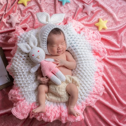 まんまるフォトが出張撮影したビーニー, ニューボーンフォト(新生児写真), ライラックなどが写った「ニューボーンフォト」の家族写真