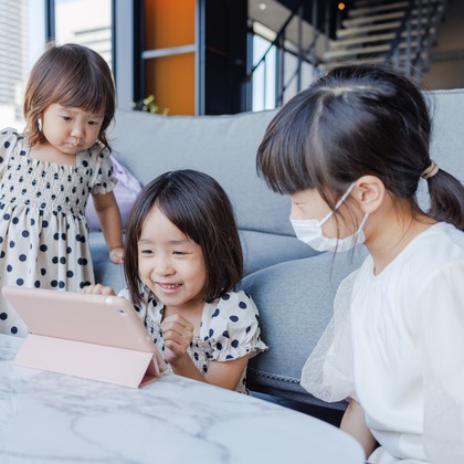 ちずカメラが出張撮影したワンピース, 荷物とバッグ, 赤ちゃん・幼児服などが写った「子供達」の家族写真