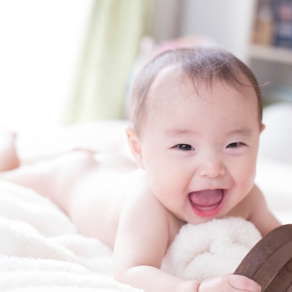 Smile works／益田ともかが出張撮影した赤ちゃんのおもちゃで遊ぶ, 子供たちと遊ぶ, イヌ科などが写った「ロケーションフォト」の家族写真