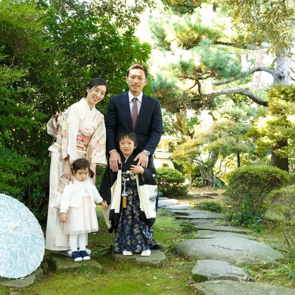 Chihiro Photographyが出張撮影したYasue Hachimangu, 星, 自然の中の人々などが写った「五歳男の子七五三Photo」の家族写真