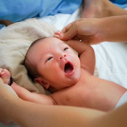 Aya Petite Photographyが出張撮影した赤ちゃんの入浴, 入浴, むき出しのなどが写った「ニューボーンフォト」の家族写真