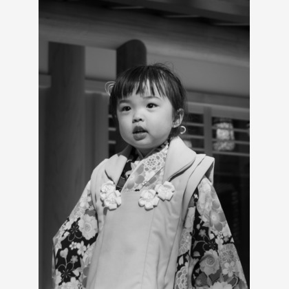 ハイナ　マテウスが出張撮影したフローラルパークコートアロン, 日本の建築, 中国建築などが写った「七五三」の家族写真