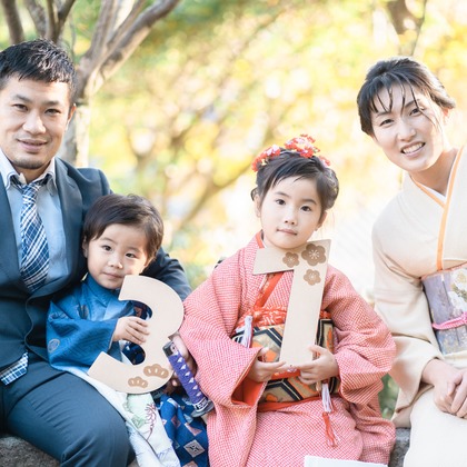 しるし寫眞館が出張撮影した「7歳3歳姉弟七五三」の家族写真