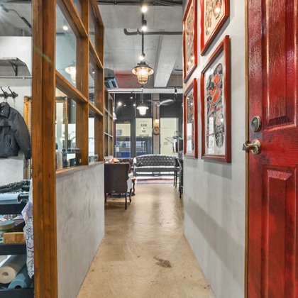 山内　信弥が撮影した「ブリティッシュパブ、タトゥースタジオ」の写真