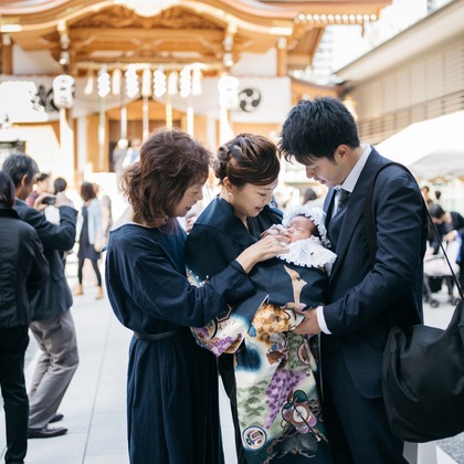 植村由理が出張撮影した肉食動物, 誕生, イヌ科などが写った「お宮参り　＠水天宮」の家族写真