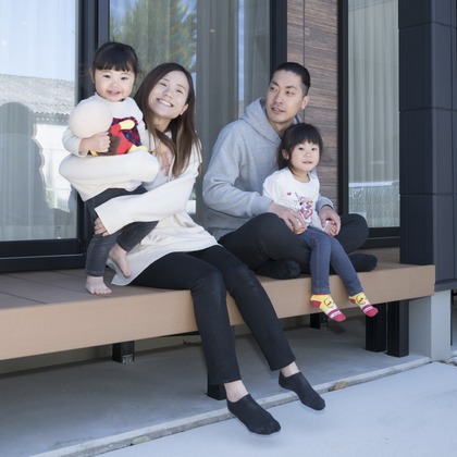 A&Y写真OFFICEが出張撮影した荷物とバッグ, シンボル, バックパックなどが写った「家族写真」の家族写真