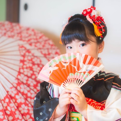 荒畑けいこが出張撮影した友情, 砂, 楽しげが写ったエンゲージメントフォトの写真