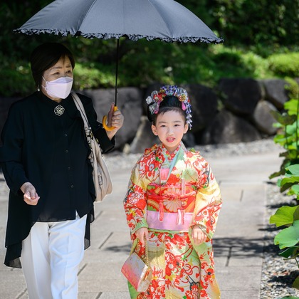 寫樂斎が出張撮影した罰金, 自然の中の人々, フェンスなどが写った「七五三（美浜園）」の家族写真