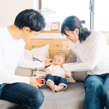 モーメンツが出張撮影した清潔さ, 裸足, フラッシュ撮影などが写った「1歳バースデイ」の家族写真