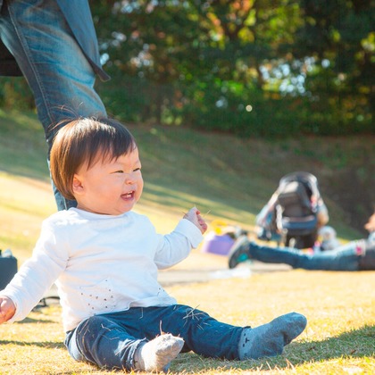 ゆのみふぉとが出張撮影した「芝生での一コマ」の家族写真