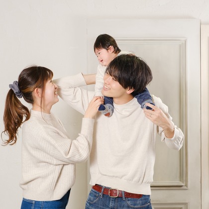 高夏写真店が出張撮影した荷物とバッグ, 記念写真, 家族写真が写ったスタジオ撮影の写真